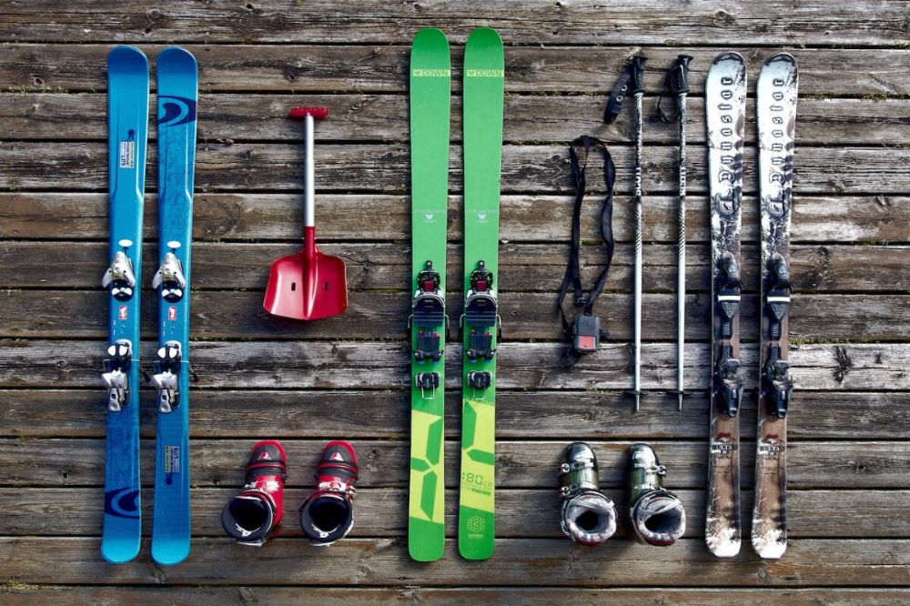 2. Echipament necesar pentru schi - schiuri, lopata, clapari, bete de schi